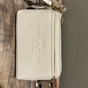NWT Coach small wallet /wristlet pebble leather chalk color